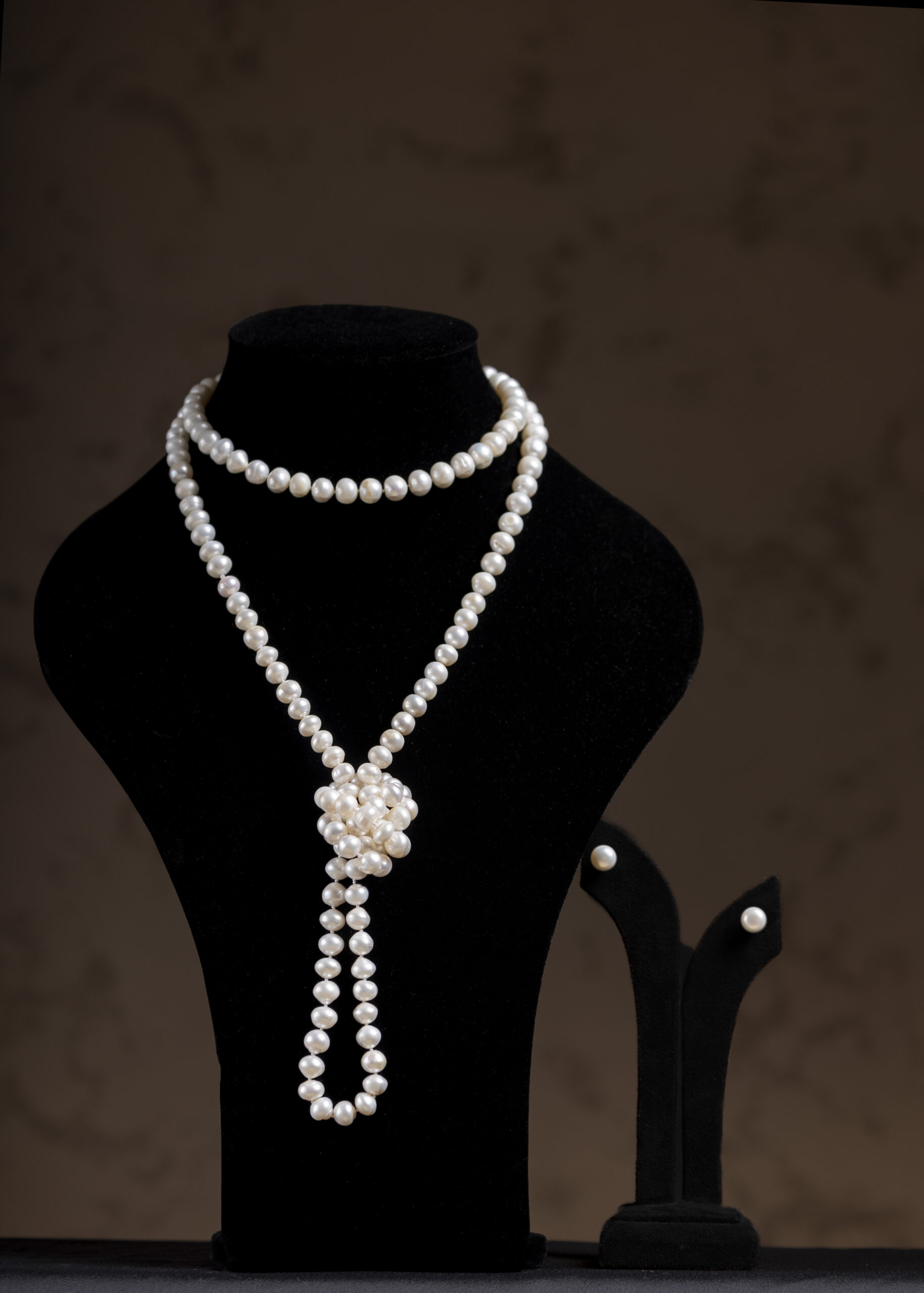 long pearl necklace knot